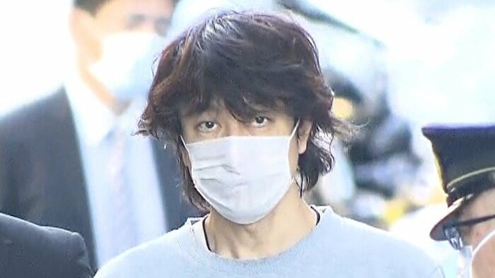 送検される新谷嘉朗容疑者(50)(16日 平塚署)