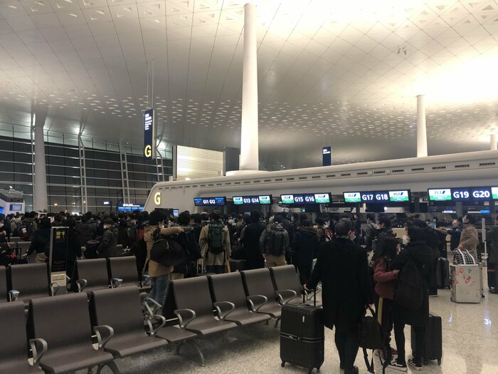 チャーター機搭乗のため武漢空港に集合した日本人