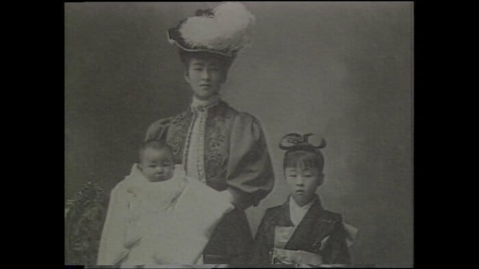 7歳の頃　右端が方子さん