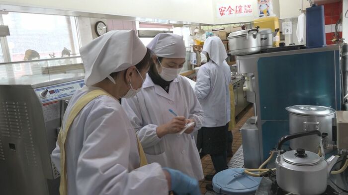 アイスの製造方法を教わる寿堂スタッフ