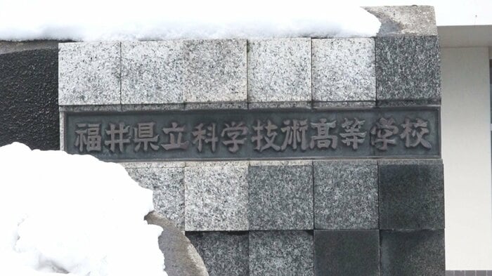 教諭は自宅待機に