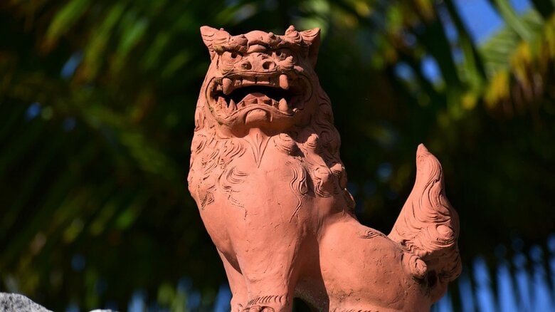 京都と沖縄の屋根に宿る魔除け。「鍾馗さん」と「シーサー」が睨む魔物の正体と2つの都市が恐れたもの｜FNNプライムオンライン