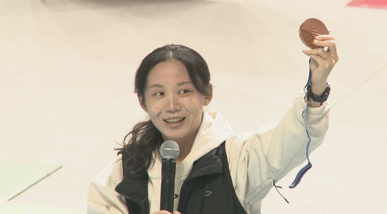 高木美帆が10連覇した「1500ｍ」で新女王　21歳大学生・野明花菜選手が初優勝　大会後、高木美帆・佐藤綾乃さんのファン交流会　姉・菜那さんと“チームパシュート”披露　長野市｜FNNプライムオンライン