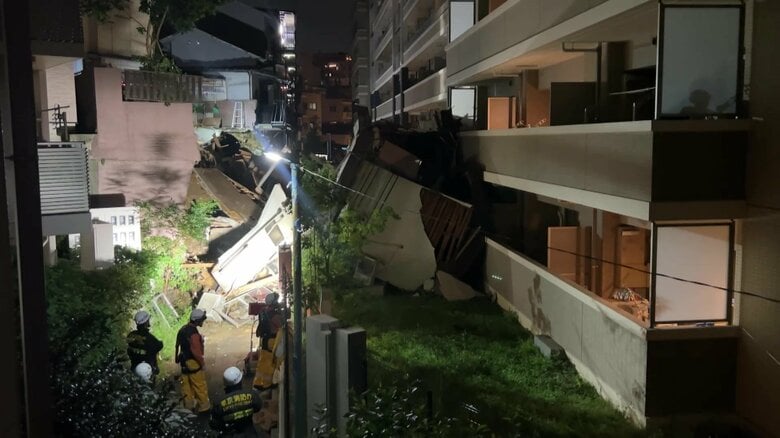 「前から古い家だなと思った」木造2階建て住宅が突然崩壊…がれきが隣りのマンション敷地になだれ込む　東京・杉並区｜FNNプライムオンライン