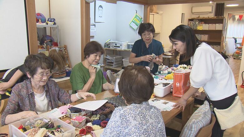 「できること」が誰かの笑顔に…高齢女性約100人が活動する『チームおーばー80』得意の編み物や裁縫で地域に貢献｜FNNプライムオンライン