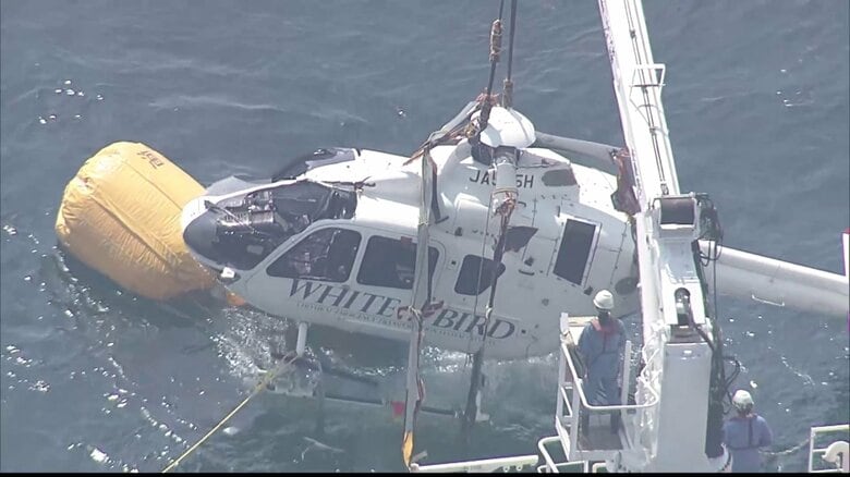 【続報】海中から事故の医療搬送用ヘリ引き上げ始まる…壱岐沖で転覆した状態で発見され患者ら3人死亡　佐賀市の運航会社に業務上過失致死傷など容疑で家宅捜索｜FNNプライムオンライン