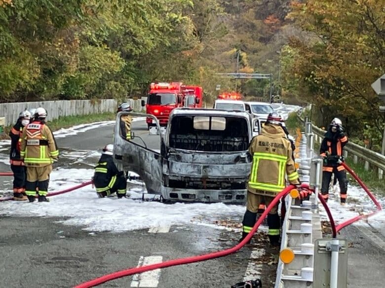 気仙沼の国道でトラック炎上「走行中に車両の下から出火」国道45号が一時通行止めに｜FNNプライムオンライン