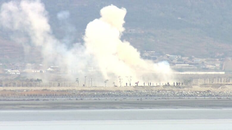 北朝鮮が韓国側に向け自走砲少なくとも3台を配備　兵士らしき人物が赤い旗を振り砲口が動く様子を撮影　境界付近では数十秒間に約10回の爆発音も｜FNNプライムオンライン