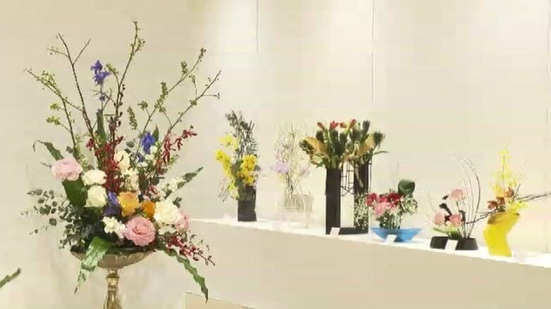 西日本華道連盟福岡支部『いけばな展』　テーマは「春～花爛漫～」　個性的で華やかな作品173点　博多阪急で19日まで｜FNNプライムオンライン