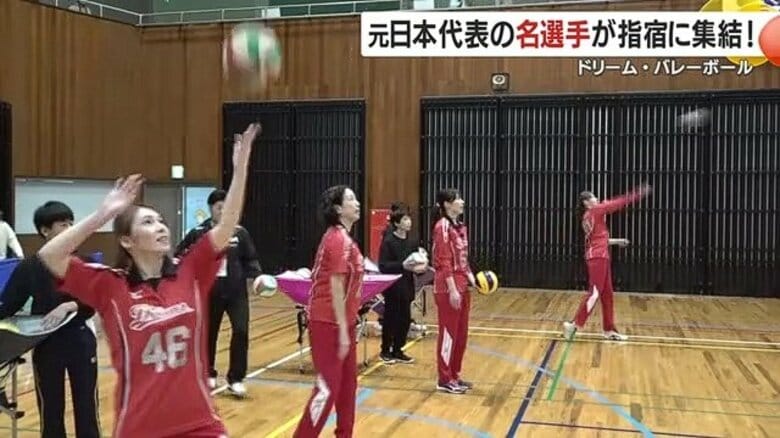 元バレーボール日本代表が指宿に集結！　鹿児島出身・新鍋理沙さんらが教えるバレー教室開催　プレーのコツを丁寧にアドバイス　地元ママさんチームとの親善試合も｜FNNプライムオンライン
