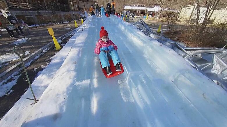 スリルと爽快感！　『氷の巨大滑り台』　全長45メートル　厚さ26センチの氷108本｜FNNプライムオンライン