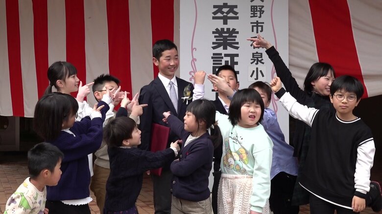 在校生に囲まれる松村くん