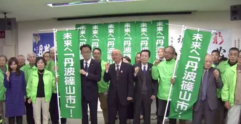 市名変更を問う住民投票の結果に喜ぶ酒井隆明市長(中央)