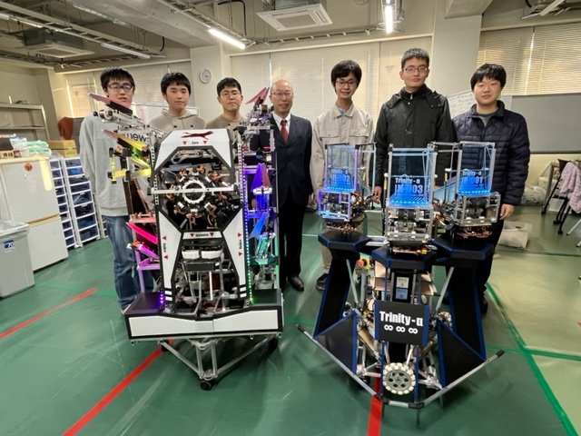 ロボット開発チーム「全員でアイデアを出して試作を繰り返した」中央は谷合校長