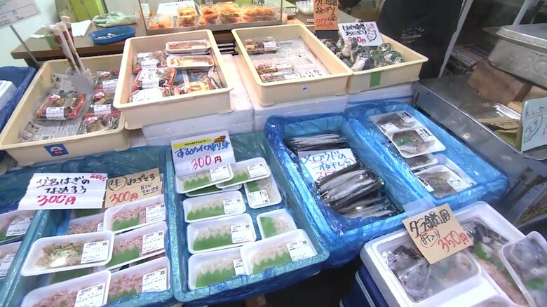 岩手県内で水揚げされた海産物が並ぶ