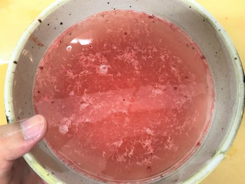 イクラを塩水（1－3％）で洗う（画像提供：魚食普及推進センターHP）