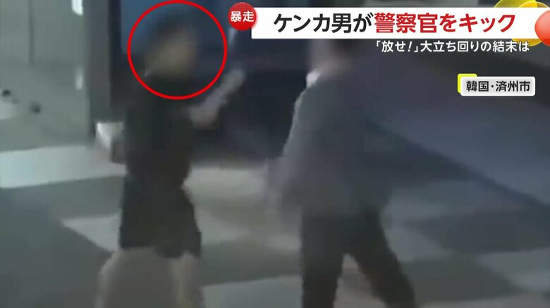 突然ジャケットを着た男性の顔面を殴り始めた男