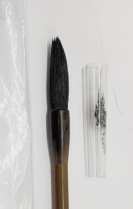 筆の隣に置いてある“キャップ”が「サヤ」（画像：株式会社あかしや公式Twitter @AkashiyaFude より）