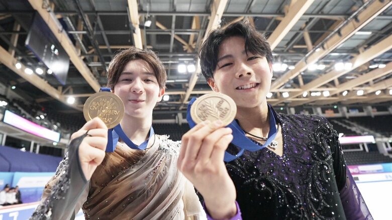 獲得したメダルを見せてくれた中田と西野