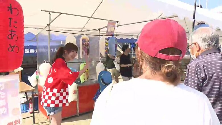 子どもたちに大人気だった縁日コーナーで対応する東川さん