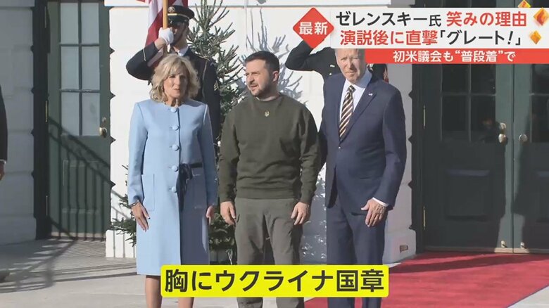 カーキ色の長袖シャツという“見慣れた姿”