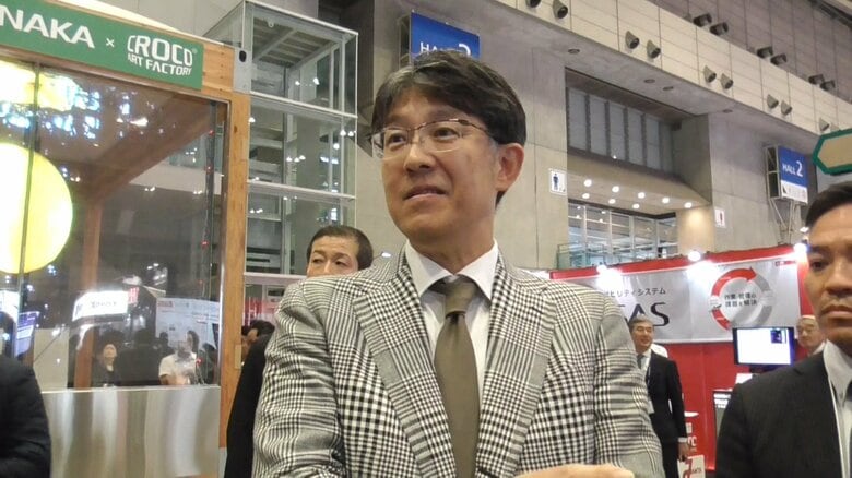 スタートアップブースを見て報道陣に解説するトヨタ・佐藤社長　2024年10月JAPAN　MOBILITY SHOW BIZWEEK