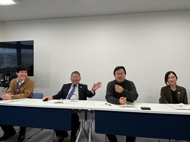 山崎氏（左から二人目）「”エフレイ村”はつくらずコミュニティの一員に」