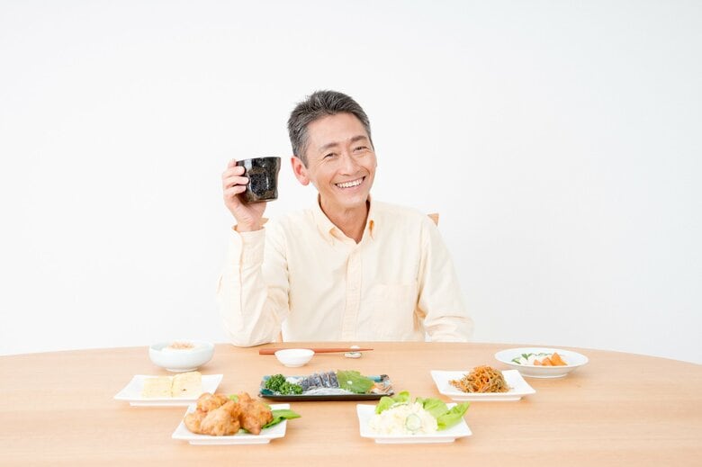 飲酒は就寝の最低3時間前まで、おつまみは4時間前まで（イメージ）