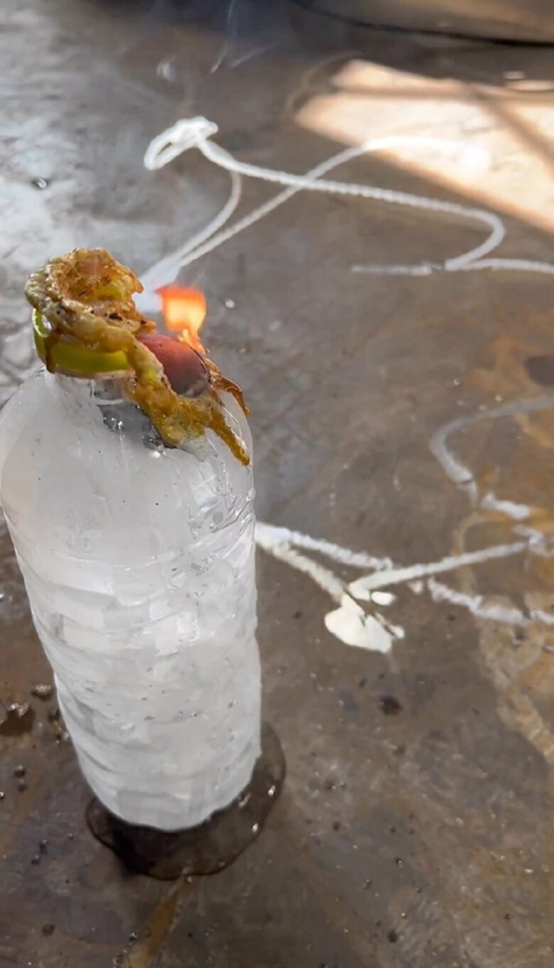 氷に接触したのか水があふれ出ている