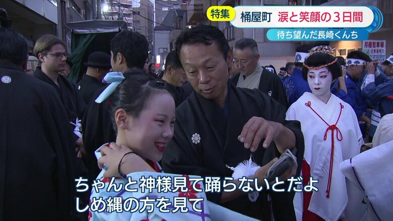 娘の安穏さん（左）に声をかける信也さん（中央）