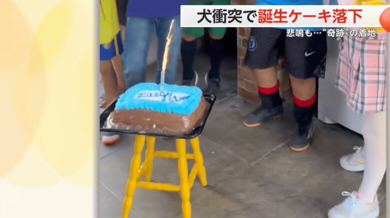 いすに乗せられたケーキ