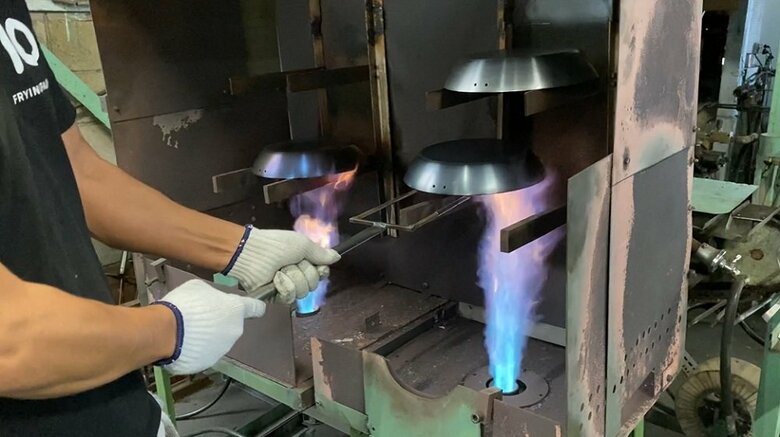 こびりつきにくく、サビにくい独自の加工方法「ハードテンパー」加工の様子