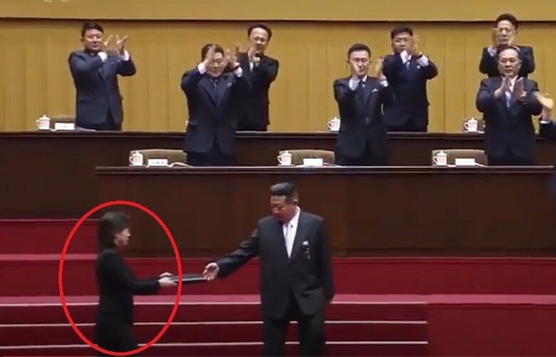 初級党書記大会で金総書記に演説原稿を手渡す