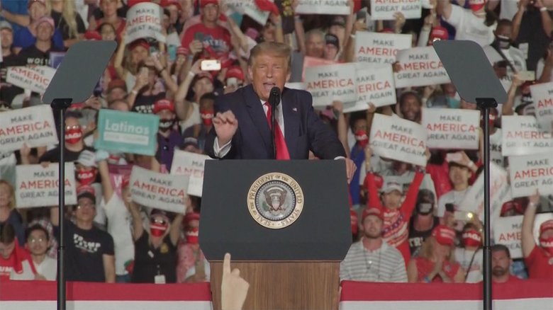 トランプ大統領 観衆にマスク投げアピール 自身はマスクなし