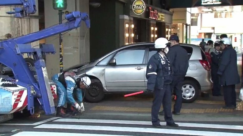 歩道に突っ込んだ車 JR元町駅前