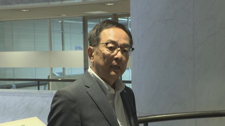 議長へ要請書を提出した民主県政県議団の原中会長(8月17日)