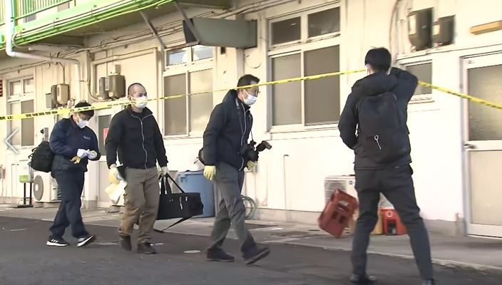 家宅捜索に入る長野県警の捜査員