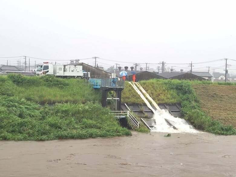 排水ポンプ車で市街地の雨水を川に放水（函南町塚本の大場川　6月18日）