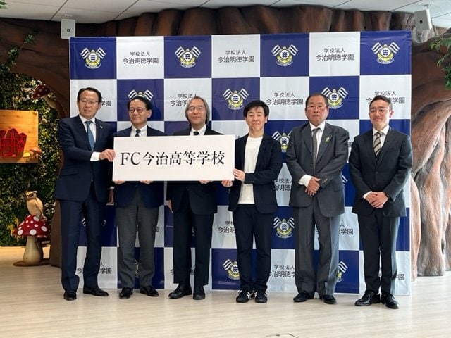 鈴木寛氏（左から2人目）「探究を思いっきりやりたい生徒の受け皿になる」