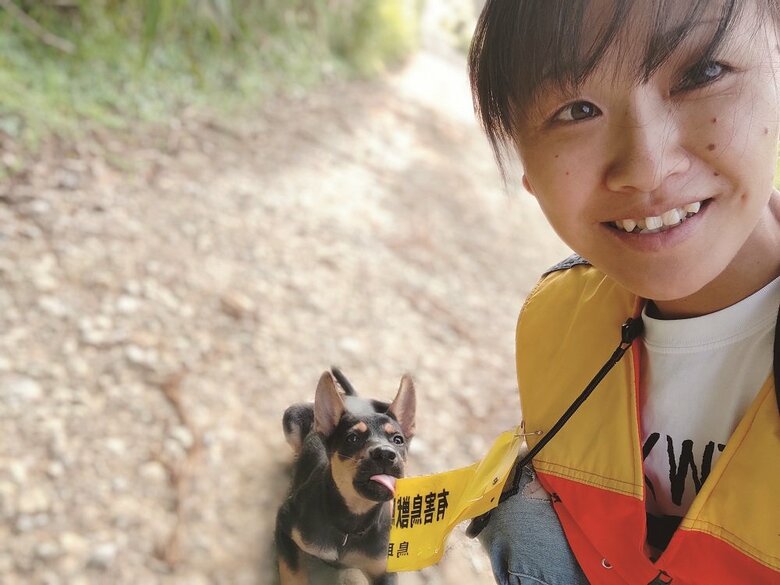 まだ子犬だったチャッピーと罠の見回りをする山本さん（『初めてでも大丈夫　狩猟入門』より）