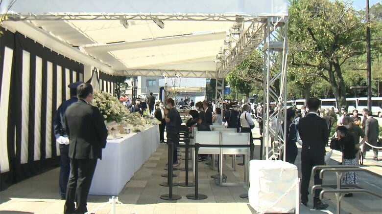 一般の献花台には、老若男女、国籍を問わず、多くの人たちが訪れていた。