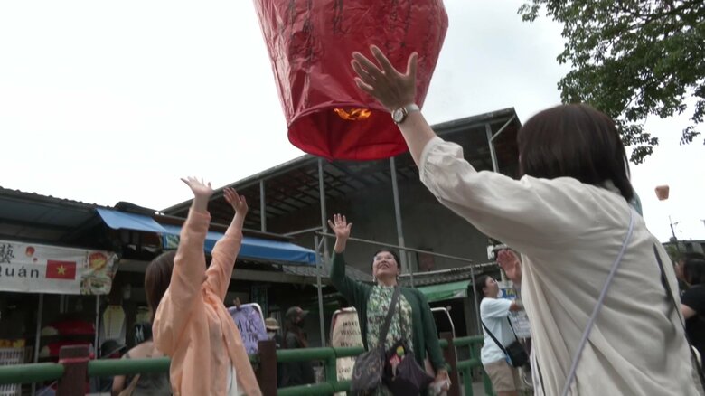 ランタンを上げる観光客