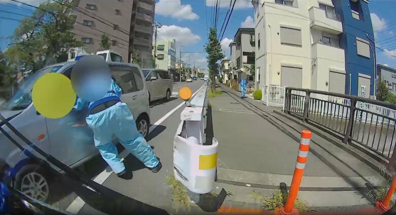 アクセルから足を放すよう促す人