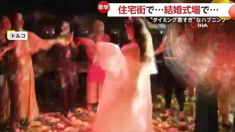 花嫁にミラーボールが激突する瞬間