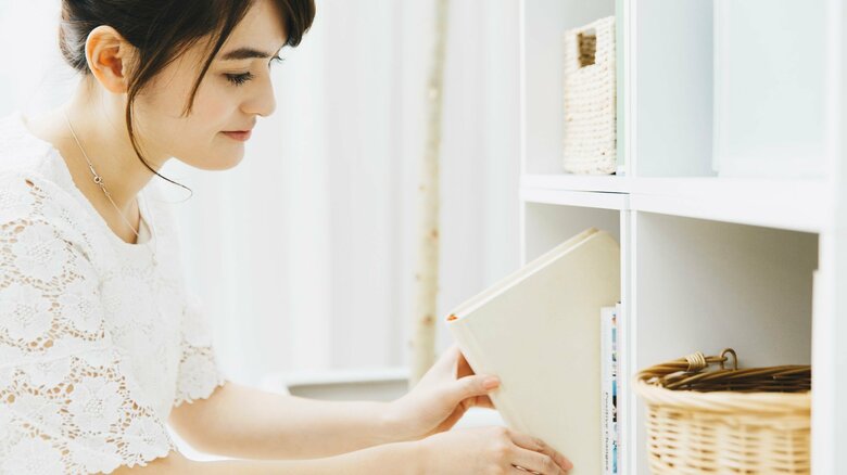 本棚などは音を緩衝してくれる（画像はイメージ）