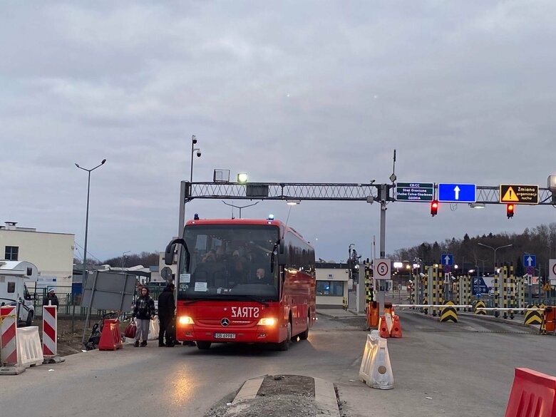 国境で入国手続きをした避難民は無料バスでメディカにやってくる