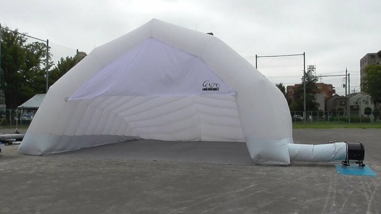 空気で膨らんだ、大型のエアーテント