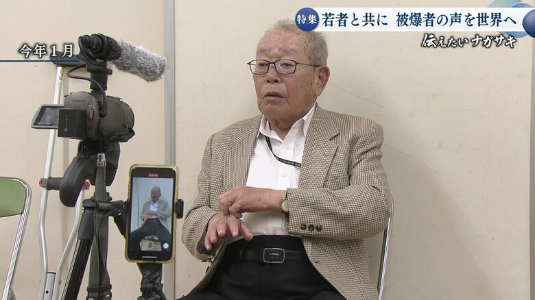 カメラの前で被爆体験を語る被爆者・小峰秀孝さん