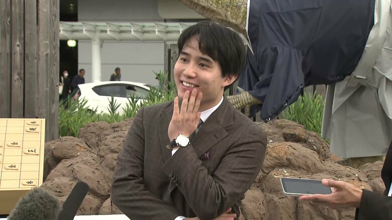 注目度に戸惑う佐々木八段