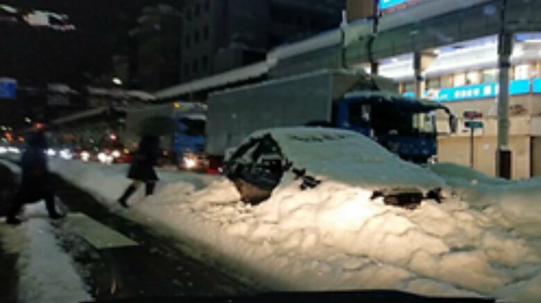 2020年新潟県集中豪雪による車の立ち往生（提供：防災科学技術研究所）